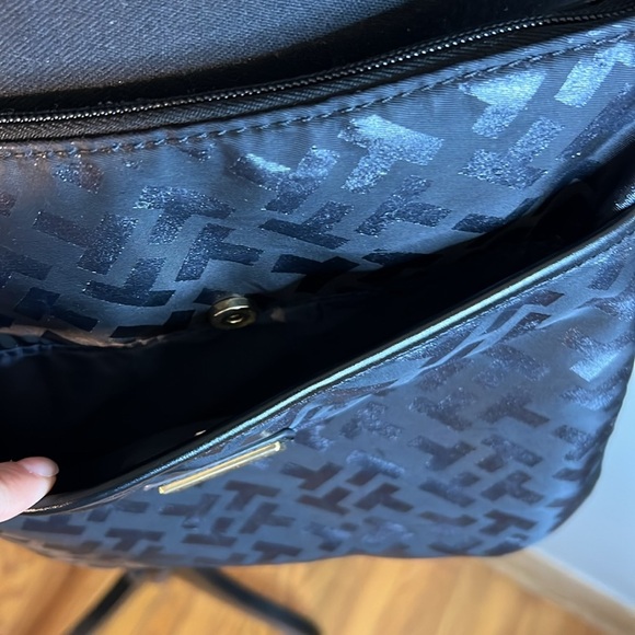 Tommy Hilfiger Cross Body Bag - Picture 5 of 6